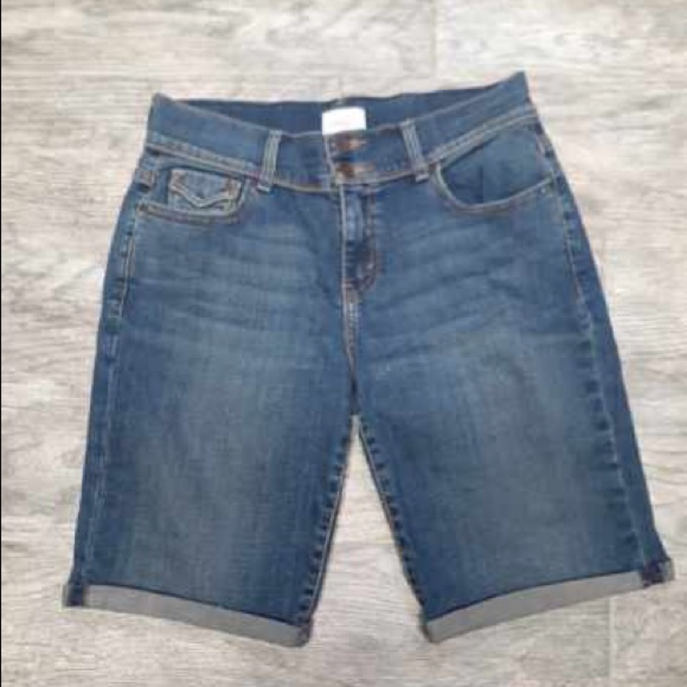 Levi’s shorts sz 4 with 30 waist/ 10 in inseam
